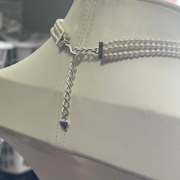 Faux pearl chocker necklace three petite strands with rhinestone details classic - Picture 4 of 16